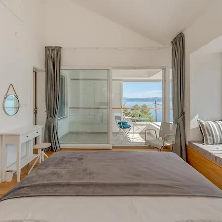 Talia * Donje Selo na Šolti